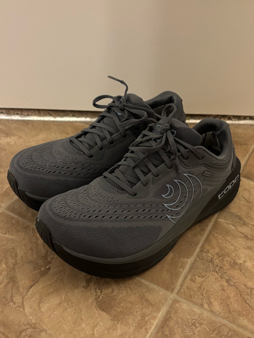 Topo Phantom 4 Grey / Blue Womens Running Sneakers Size 11